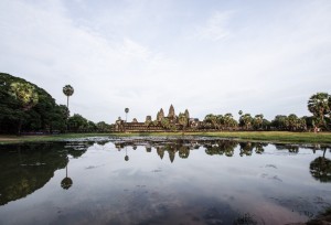 un magnifique coucher de soleil sur angkor wat