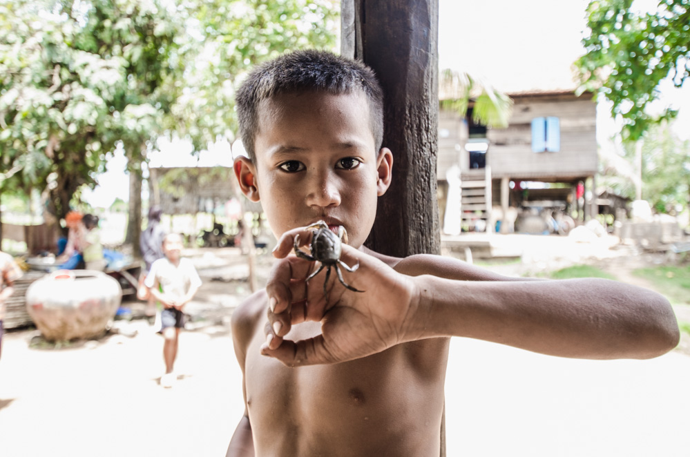 un Enfant cambodgien et son crabe
